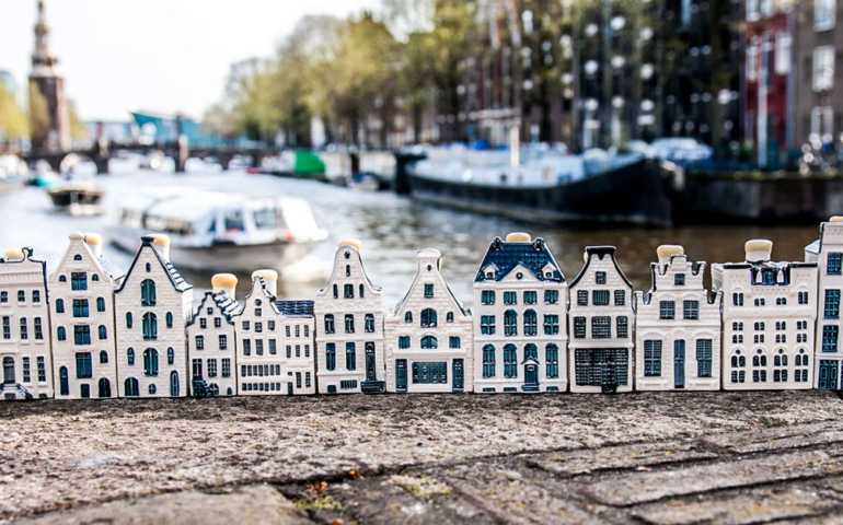 How KLM’s Ceramic Houses Became Collectors’ Items for the Gin-Loving Elite