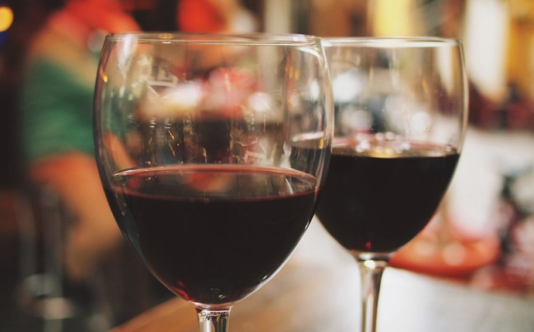 9 Reasons Why You Should Drink Wine Every Day, According to Science